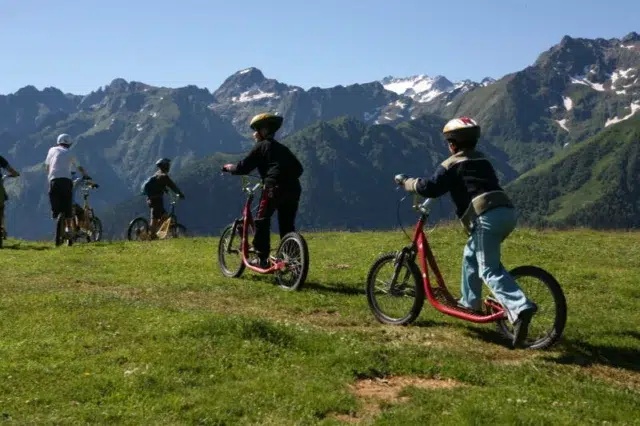 Activité trottinette pour les enfants