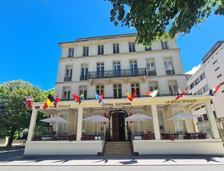 residence-royal-residence-luchon-facade