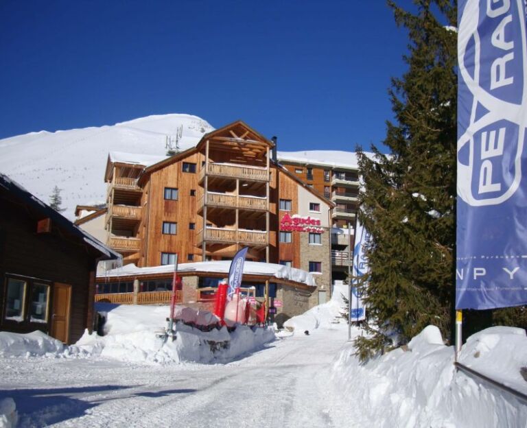 hotel-le-yeti-les-agudes-facade